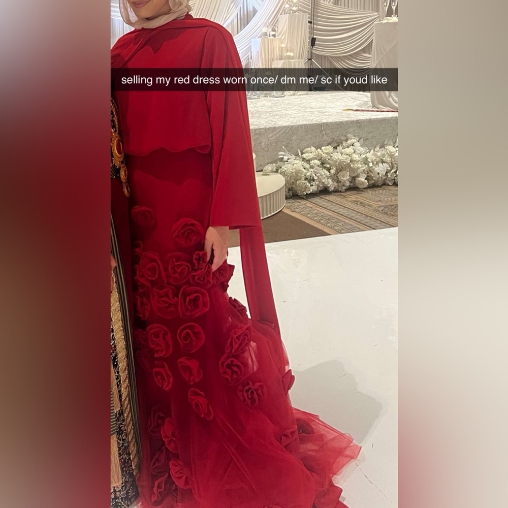 Chic Scarlet Rose Long Sleeve Dress